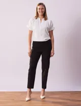 Pantalón negro de gabardina elastizada, marca Zac & Rachel. Corte recto, pretina ancha pespunteada, bolsillos simulados y largo al tobillo.