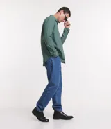 Camisa regular masculina confeccionada en lino, con cuello inglés, mangas largas, abotonado delantero y estampa de cuadros.