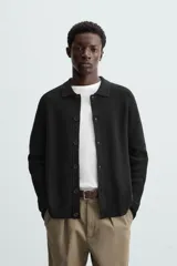 Cárdigan negro de lana y algodón, corte regular fit, con cuello solapa, manga larga, terminaciones en rib y cierre frontal con botones.