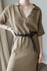 Cinturón de cuero color marrón claro, fino y sin hebilla, para anudar.