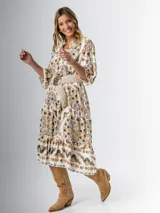 Vestido midi de algodón italiano, color blanco con estampado boho chic en tonos naranja, marrón y verde. Tiene corte oversized, mangas 3/4 con volados y cinturón de soga trenzada con hebilla circular.