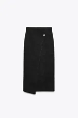 Falda midi de punto color gris oscuro, de tiro alto con cintura elástica, corte pareo cruzado con botón dorado y bajo asimétrico.