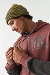 Campera marrón de felpa con capucha, cierre frontal y bolsillos laterales con cierre. Presenta mangas largas negras y logo de la marca estampado en el pecho.