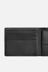 Billetera tipo cartera fabricada en piel color marrón oscuro. Cuenta con un compartimento para billetes, tres compartimentos para tarjetas, dos ranuras laterales y un monedero con cierre mediante clip.