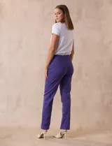 Pantalón verde esmeralda de gabardina elastizada marca Zac & Rachel, con pretina ancha con faja interna modeladora, largo de pierna con costura frontal pespunteada y trasera con bolsillos ojal simulados.