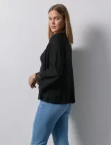 Cardigan negro calado, marca Ruby Rd. Manga larga amplia con aplique de crochet.