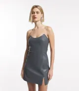 Vestido corto sin breteles de material sintético color gris, con escote recto y abertura lateral en la falda. Cierre trasero con cremallera.