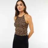 Camiseta de tirantes con estampado animal print, cuello halter y espalda descubierta.