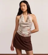 Short pollera color marrón chocolate, de crepé, con cintura fija y bolsillos delanteros.