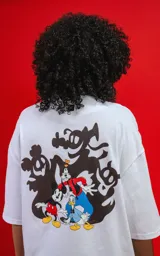 Remera blanca de manga corta con cuello redondo y calce oversize. Estampado de Mickey Mouse en el pecho.