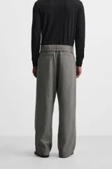 Pantalón gris de corte recto con cinturón de la misma tela, bolsillos laterales y traseros de vivo.