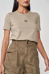 Remera básica de algodón color beige, con logo bordado en el pecho y manga corta.
