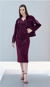 Chaqueta de efecto charol color bordó, con cuello camisero, cierre frontal y bolsillos con solapa en el pecho. Presenta un calce holgado y puños anchos.