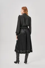 Falda midi negra con bordados y apliques de lentejuelas blancas.