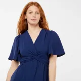 Vestido largo azul con cuello en V efecto cruzado y mangas cortas.