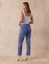 Pantalón recto de gabardina elastizada con estampado floral multicolor. Pretina ancha elastizada. Marca Zac & Rachel.