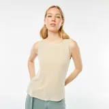 Musculosa color beige con cuello redondo y corte recto.