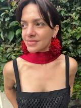 Aros colgantes hechos a mano con mostacillas rojas en forma de coral.