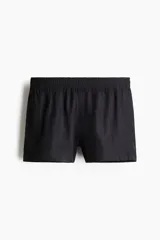Short de baño negro con elástico revestido y cordón para ajustar oculto en la cintura, bolsillos laterales y abertura corta en los lados. Suspensor interior de malla.