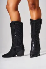 Bota de caña media color negro con diseño bordado estilo western y cierre lateral.