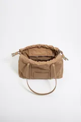 Bolso bandolera grande de nylon color beige, con estructura blanda, doble asa de tejido, logo grabado BIMBA Y LOLA, bolsillo interior con cierre y placa metálica logotipada.