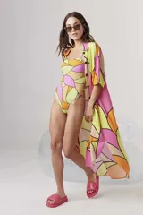 Traje de baño enterizo con estampado abstracto en tonos rosa, naranja y amarillo.