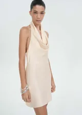 Vestido corto color champagne con cuello drapeado y espalda descubierta.