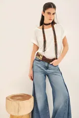 Remera corta de algodón peruano flame, color blanco, con mangas cortas y moldería holgada.