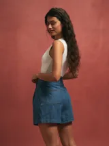 Short de jean azul con cintura alta y lazo para atar.