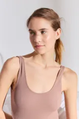 Body colaless color marrón de tejido acanalado.