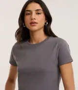 Remera celeste de media malla con cuello redondo y mangas cortas.