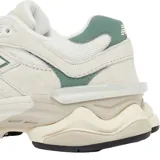 Championes New Balance modelo U9060EEI, color beige con detalles en verde y blanco.