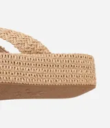 Sandalia flatform color beige con tiras cruzadas trenzadas, punta redonda y plataforma de 5 cm con efecto trenzado. Confeccionada en PU.