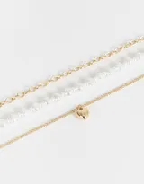 Set de tres chokers dorados, uno de cadena snake, otro de cadena de bolitas y un tercero de perlas.