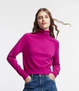 Blusa de punto color blanco, con cuello alto, manga larga y diseño liso.