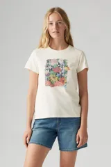 Remera color crema con estampado de flores en forma de bloque rectangular.
