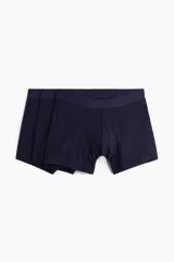 Pack de tres calzoncillos tipo trunk color azul marino, de punto elástico con costuras planas y cintura elástica.