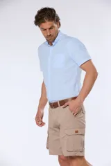 Bermuda cargo color caqui confeccionada en 98% algodón y 2% spandex.
