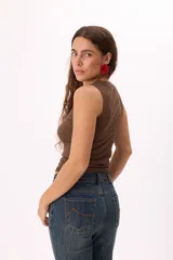 Musculosa marrón de rib, corte ajustado y cuello redondo.