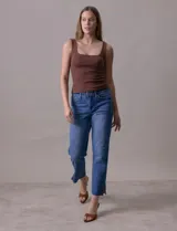 Pantalón de jean de tiro alto, pierna recta y corte a la altura del tobillo.