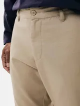 Pantalón de vestir color beige, de corte chino y confeccionado en lino.