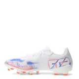Championes de fútbol 11 Puma Future 8 Play FG, color blanco con detalles en naranja y azul.