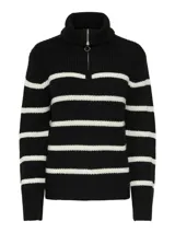 Sweater de punto negro con rayas horizontales blancas, cuello alto con cierre de media cremallera y mangas largas con puños acanalados.