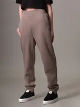 Pantalón de jogging color marrón claro, con cintura elástica, bolsillos laterales y logo de Calvin Klein en la cadera.
