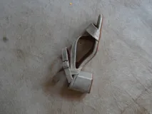 Sandalias de cuero color fucsia con tiras finas cruzadas y strass.