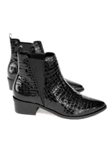 Bota corta negra de charol con textura tipo piel de cocodrilo, elásticos laterales, taco cuadrado y punta fina.