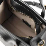 Cartera negra tipo tote chica de cuero sintético graneado, con doble asa corta y correa larga regulable extraíble. Tiene cierre superior, bolsillo interno con cierre y dos bolsillos abiertos. El logo de XL Extra Large es metálico y está ubicado en el frente.
