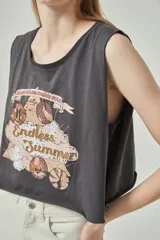 Musculosa gris con estampado de texto y dibujos en tonos marrones y blancos.