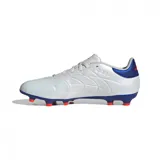 Tacos de fútbol blancos diseñados para proporcionar comodidad y control en el juego.