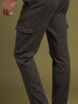 Pantalón cargo azul marino de corte clásico, con bolsillos laterales y traseros. Confeccionado en algodón y spandex.